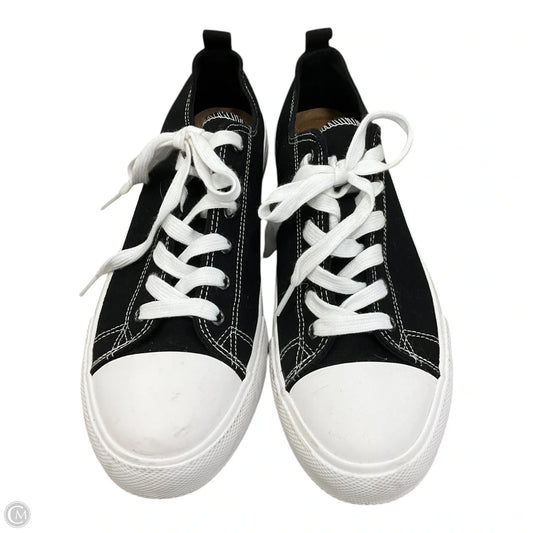 Shoes Sneakers By Maurices In Black & White, Size: 10